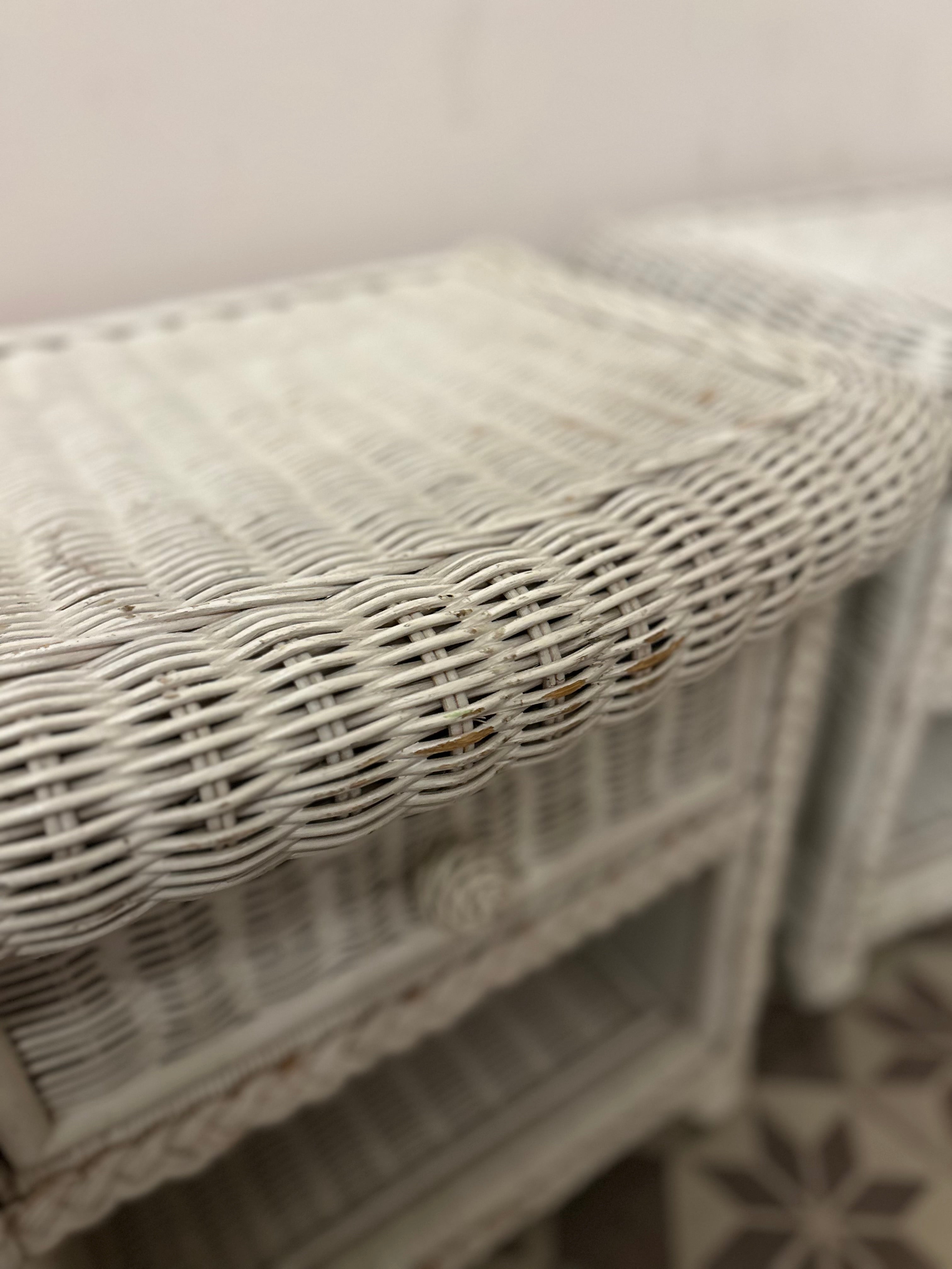 Paire de tables de chevet en rotin