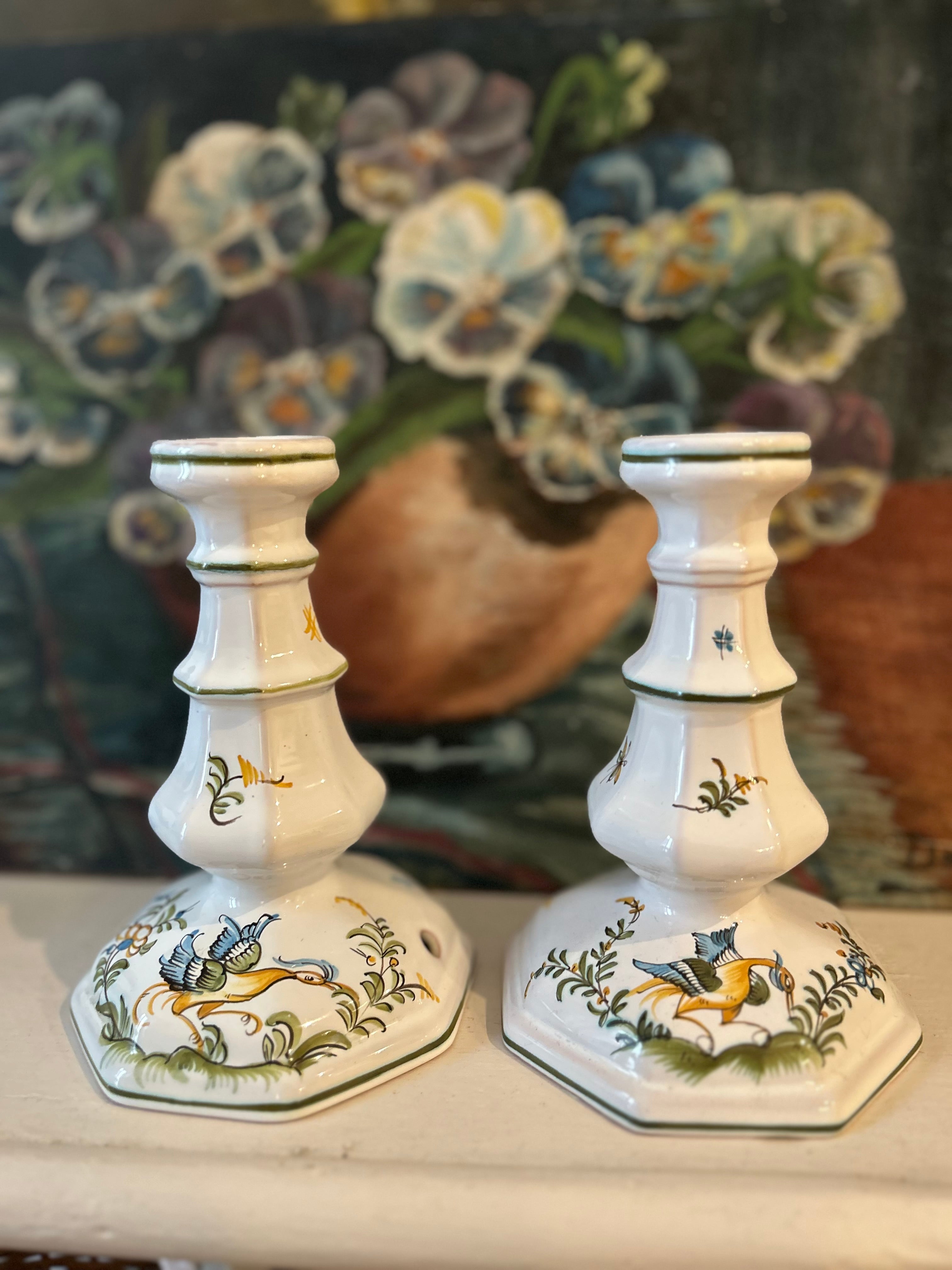 Paire de bougeoirs en porcelaine de Moustiers