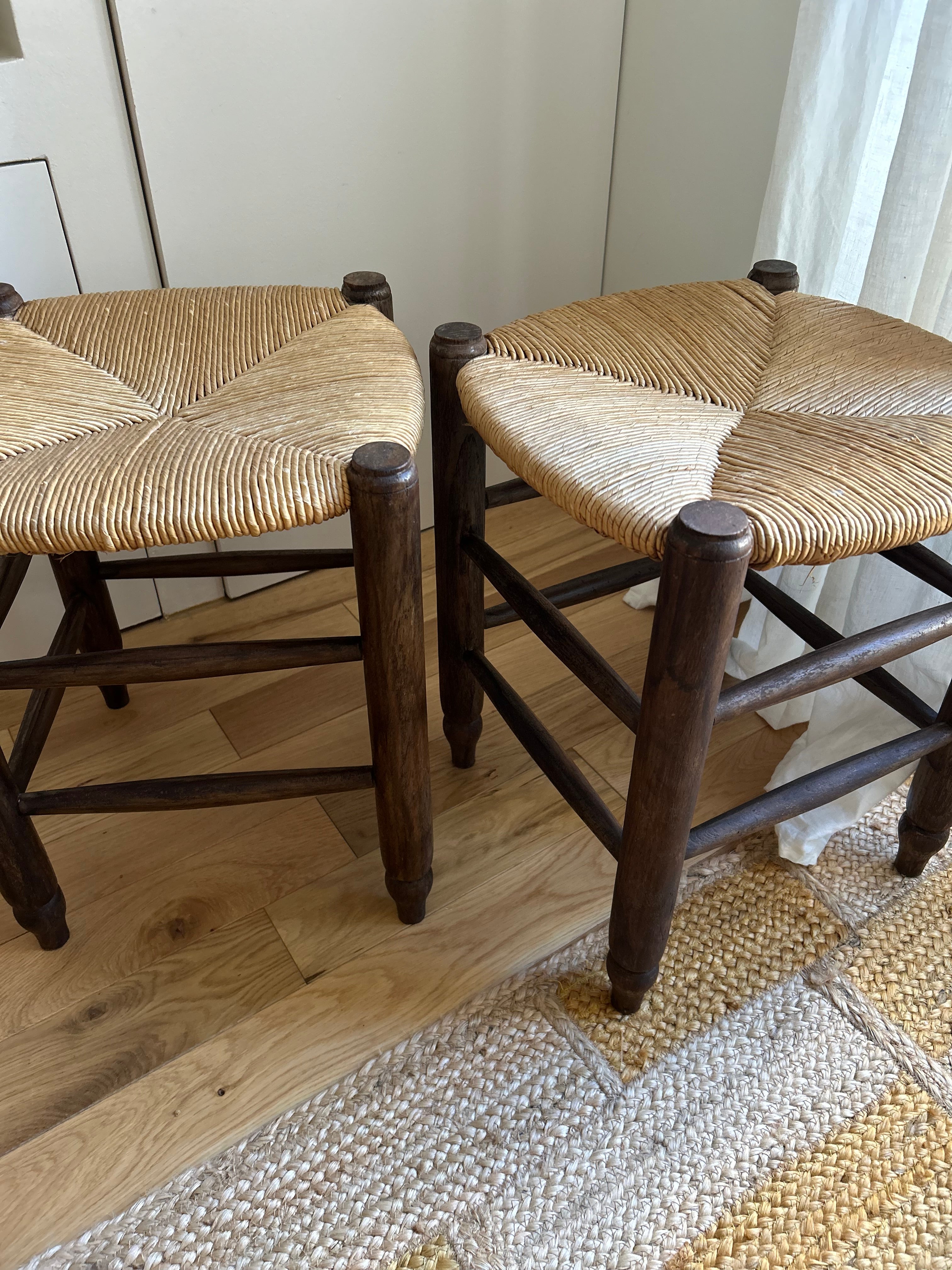 Paire de tabourets en bois et paille