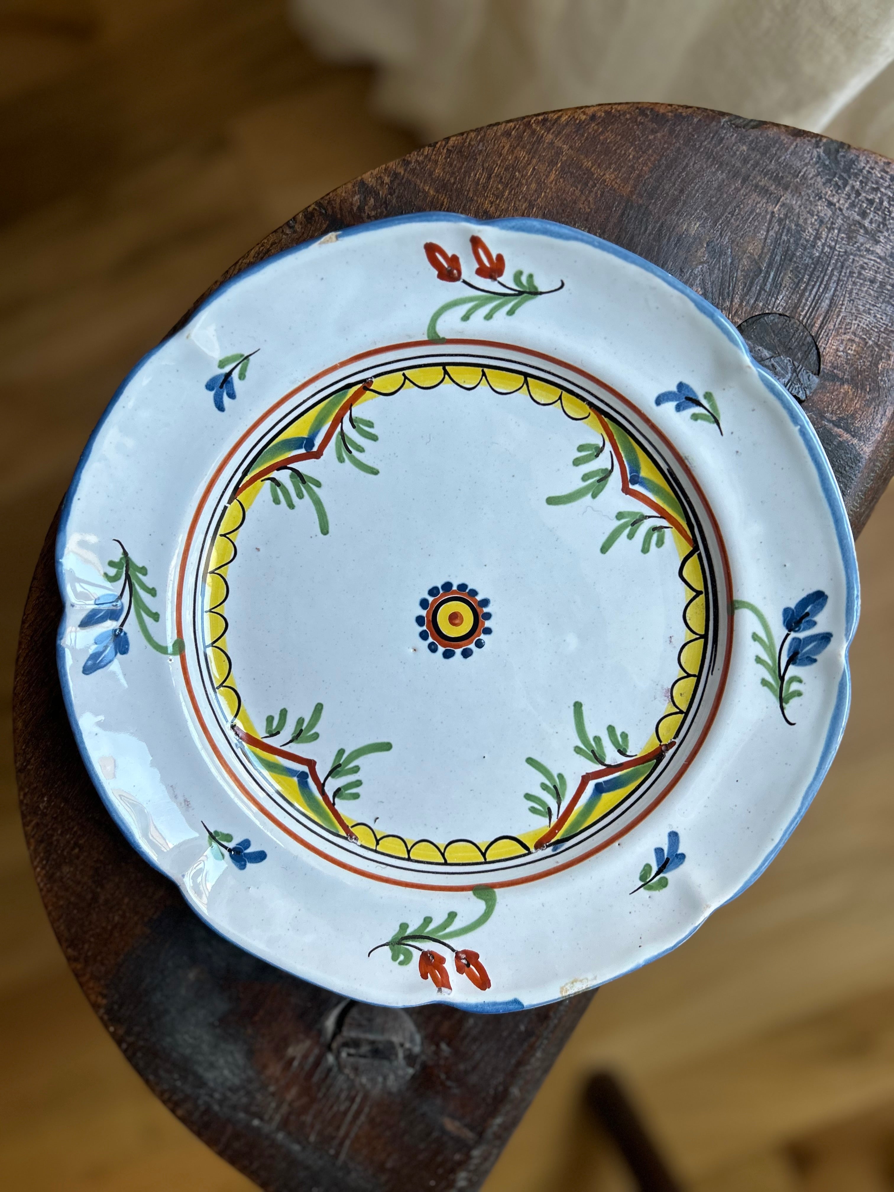 Assiettes en terre cuite émaillée