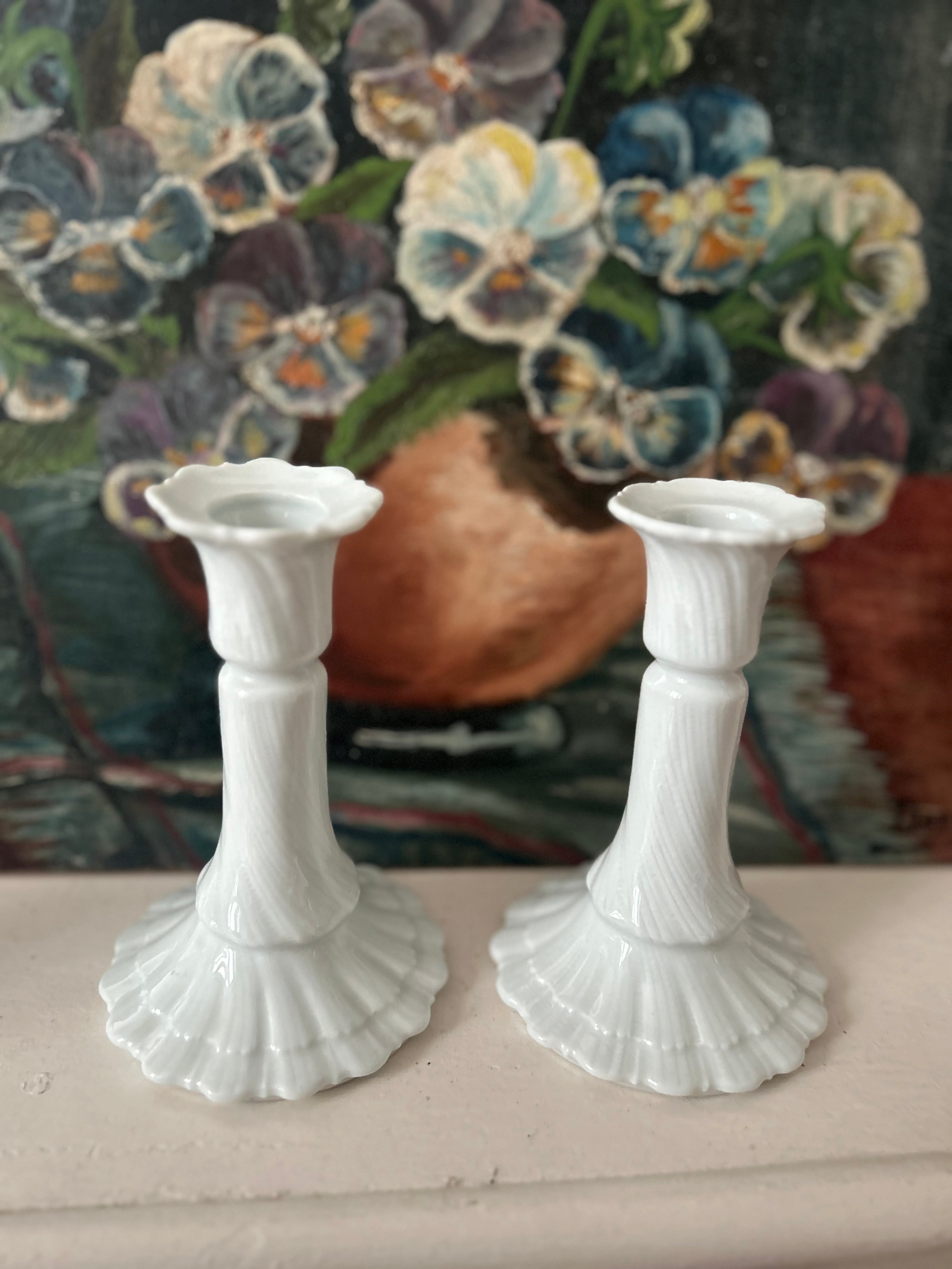 Paire de bougeoirs en porcelaine