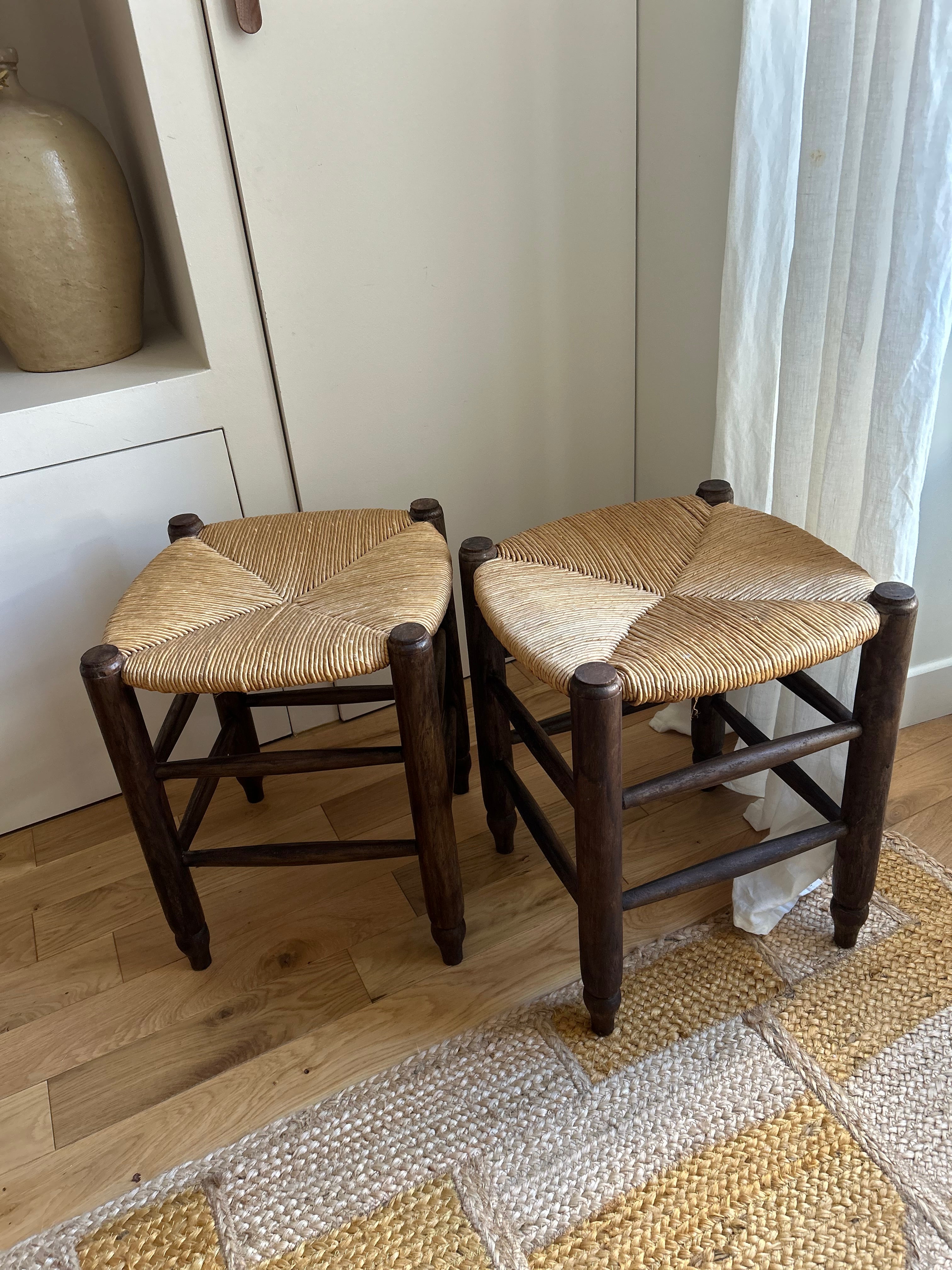 Paire de tabourets en bois et paille