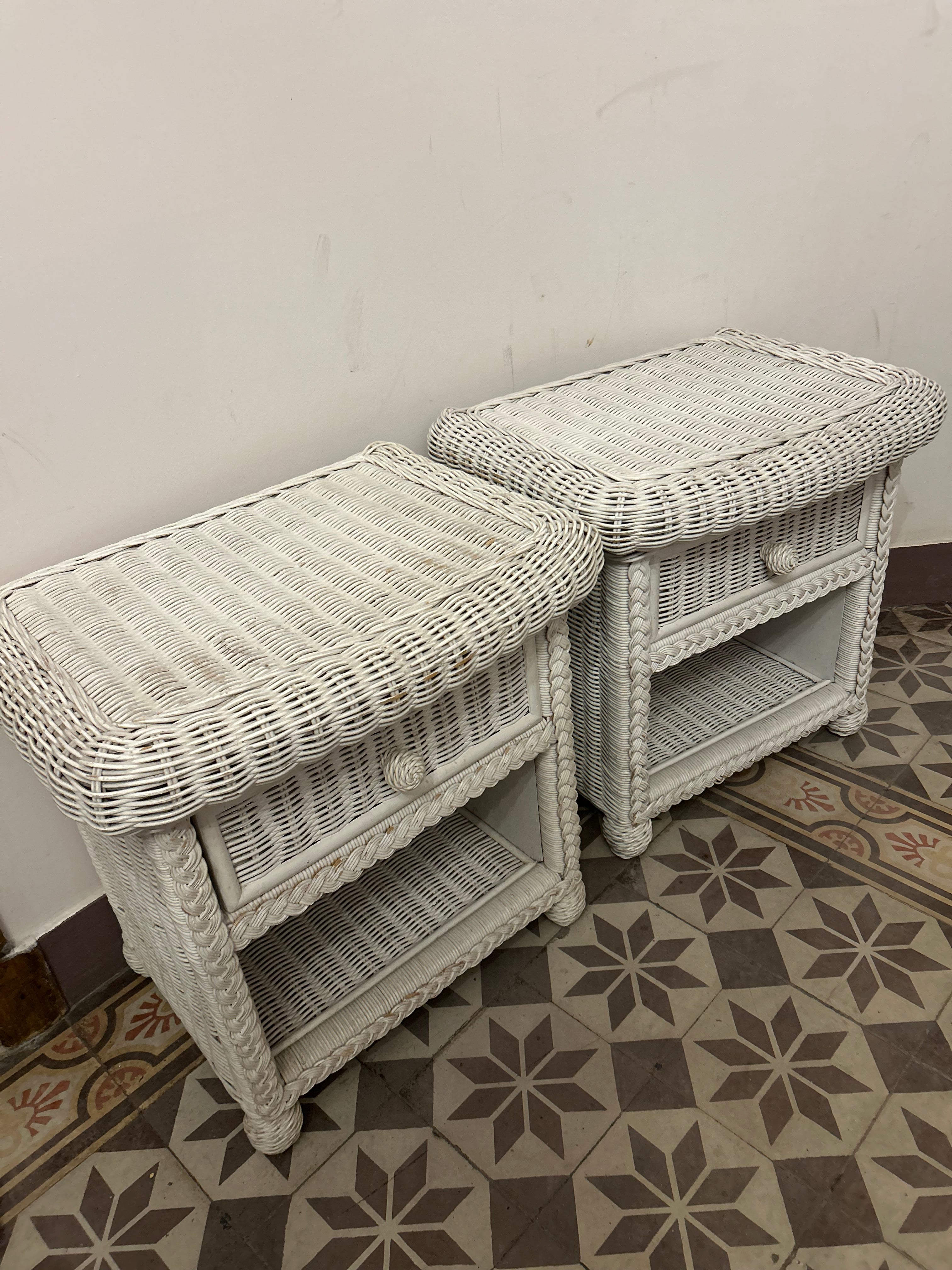 Paire de tables de chevet en rotin