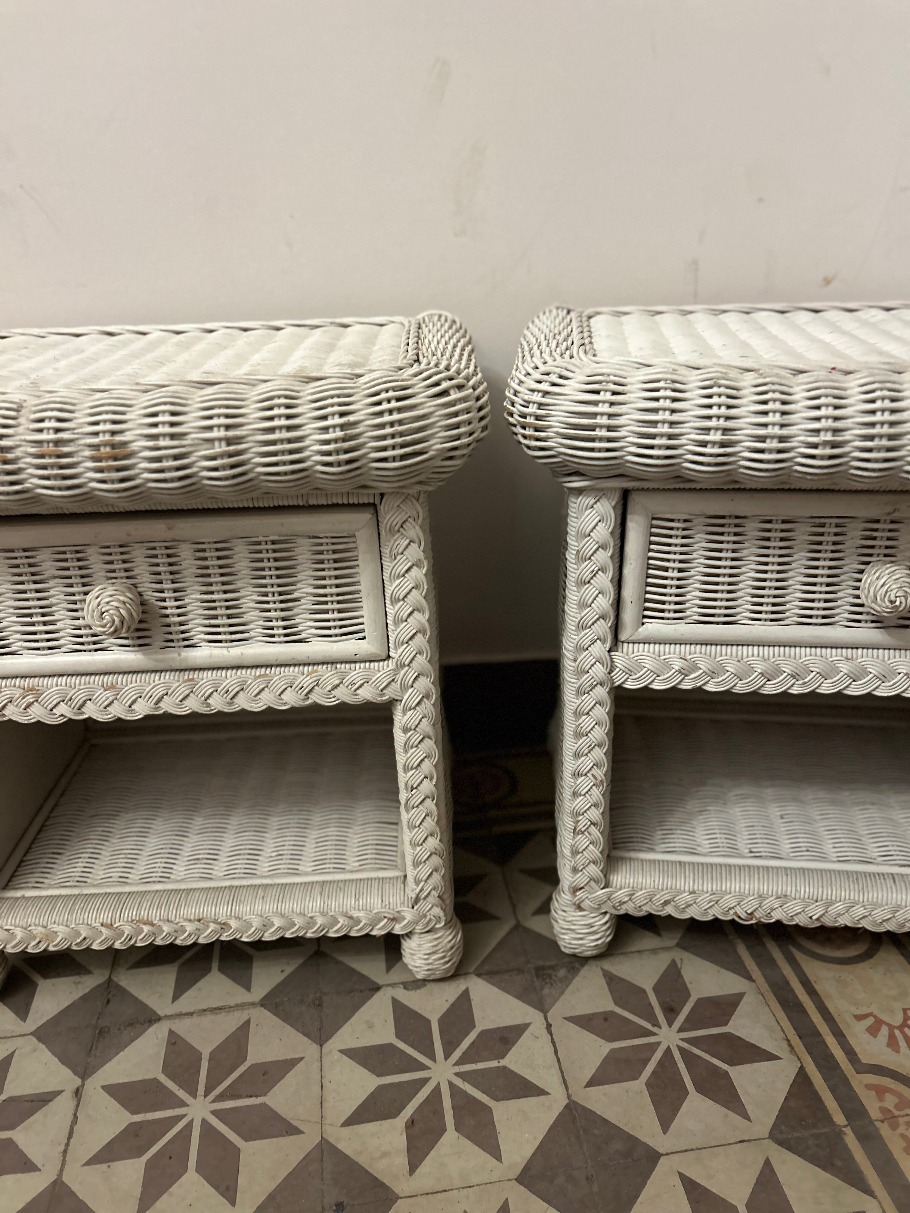 Paire de tables de chevet en rotin