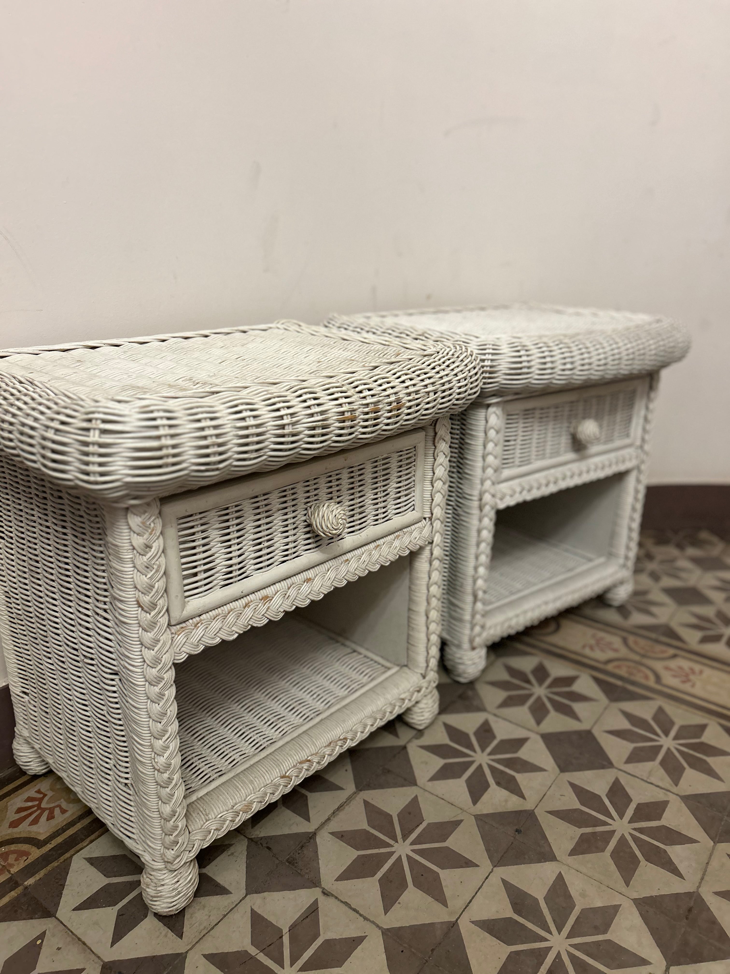 Paire de tables de chevet en rotin