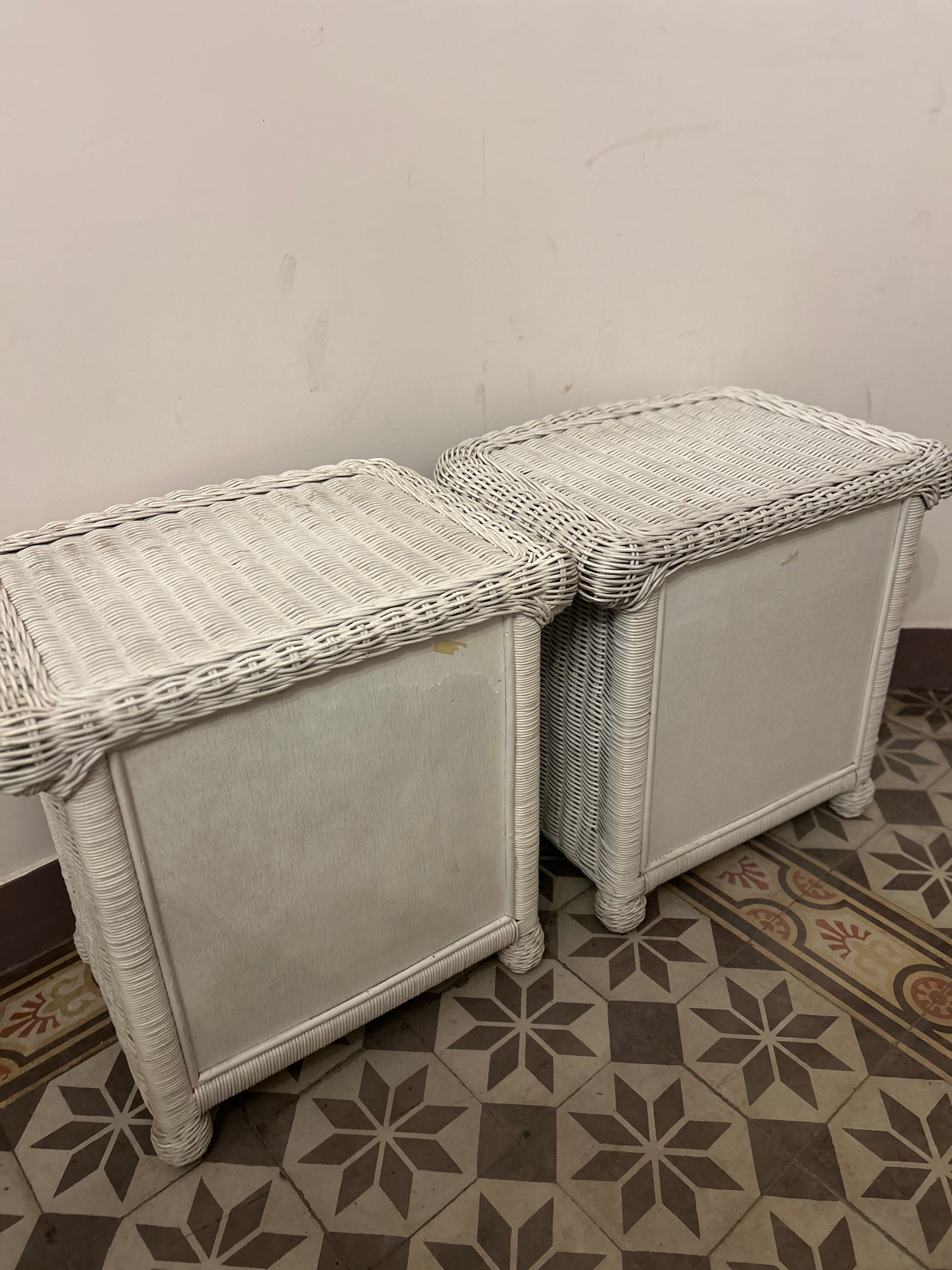 Paire de tables de chevet en rotin