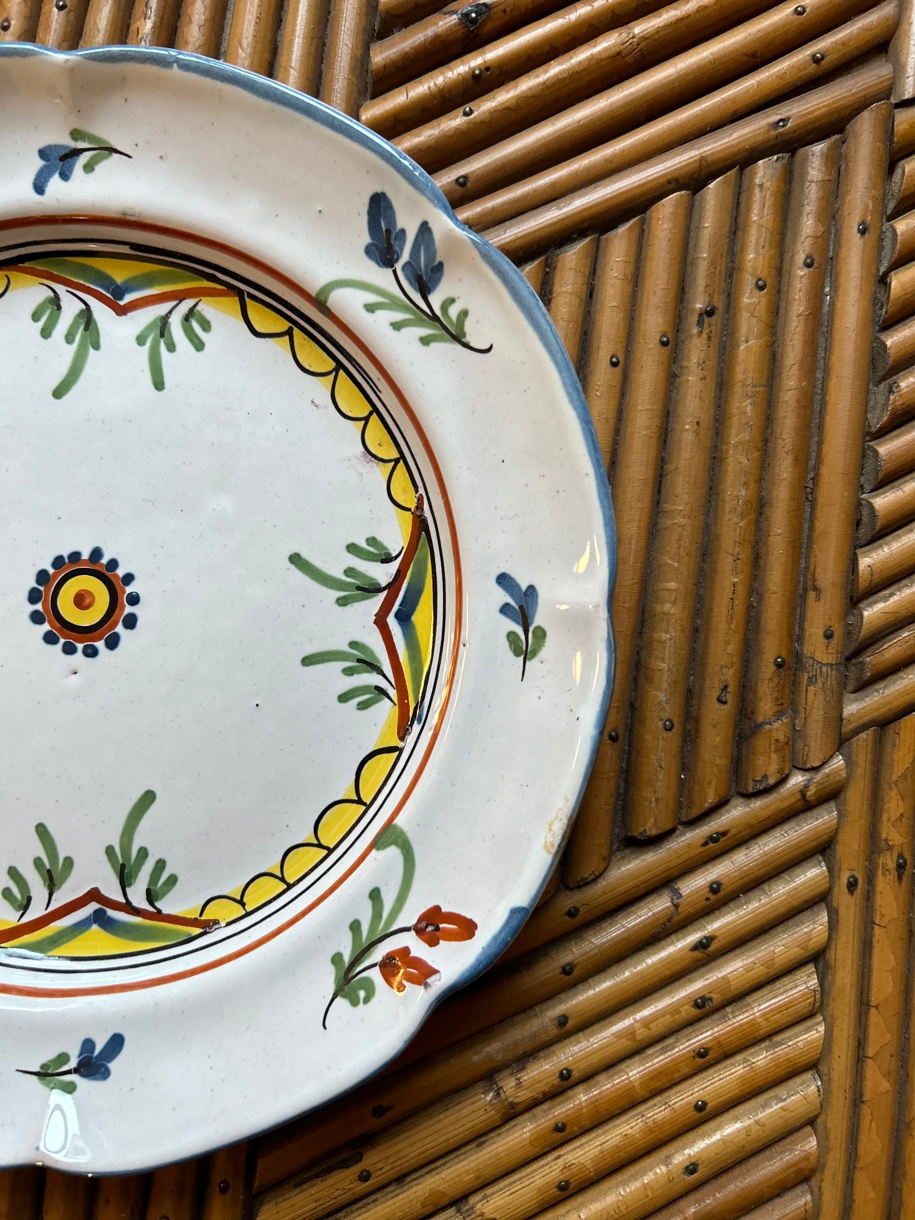 Assiettes en terre cuite émaillée