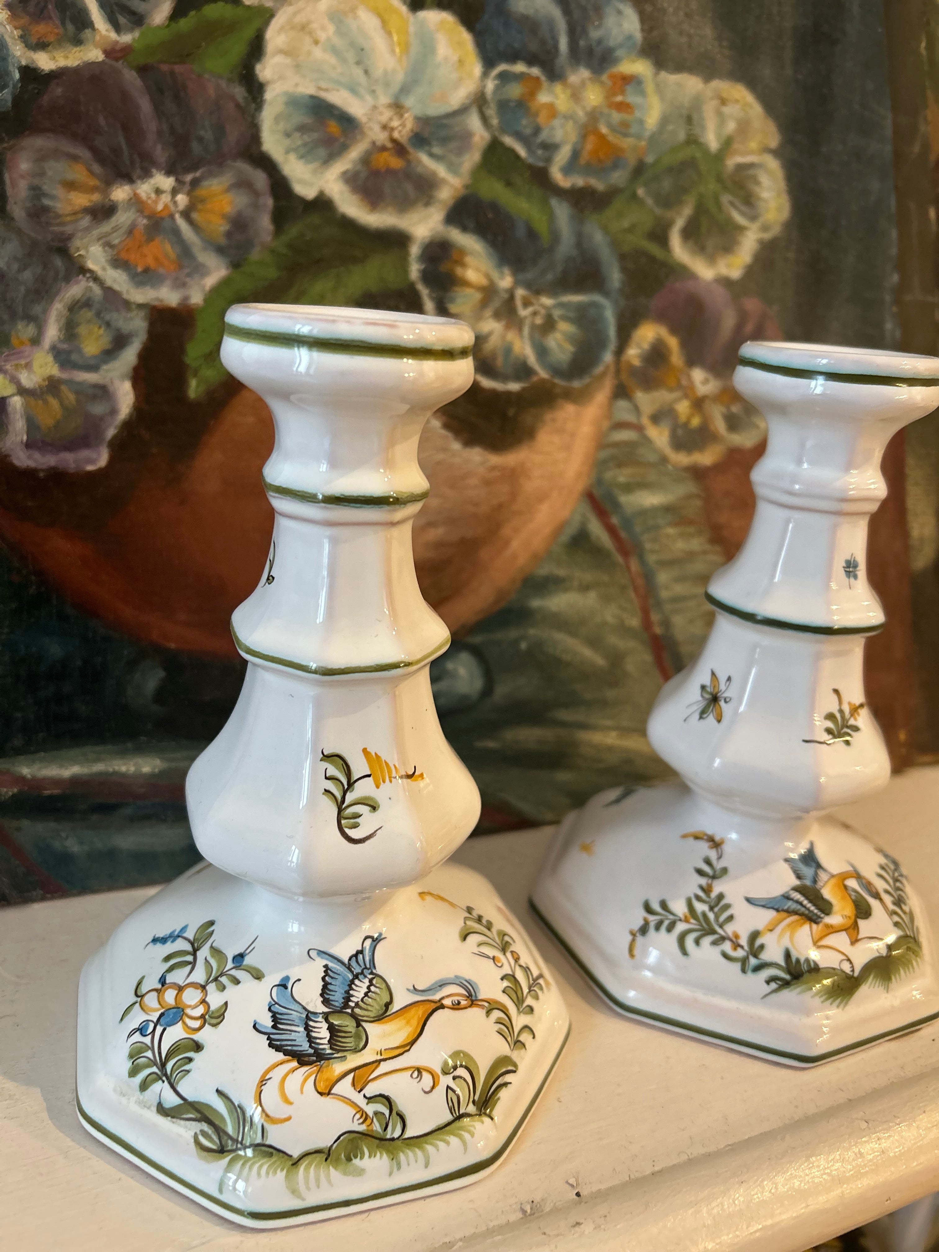 Paire de bougeoirs en porcelaine de Moustiers