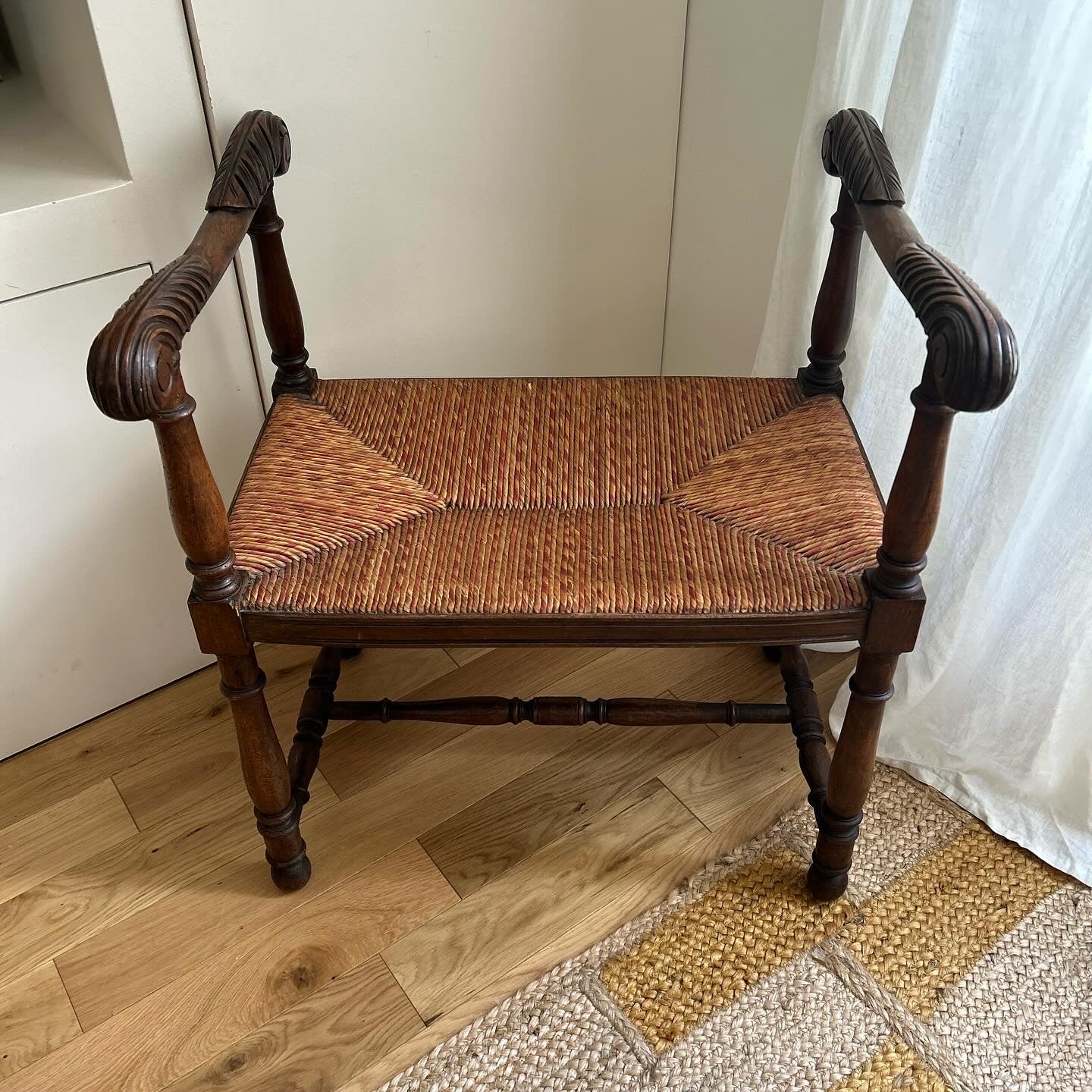 Banquette en bois et paille