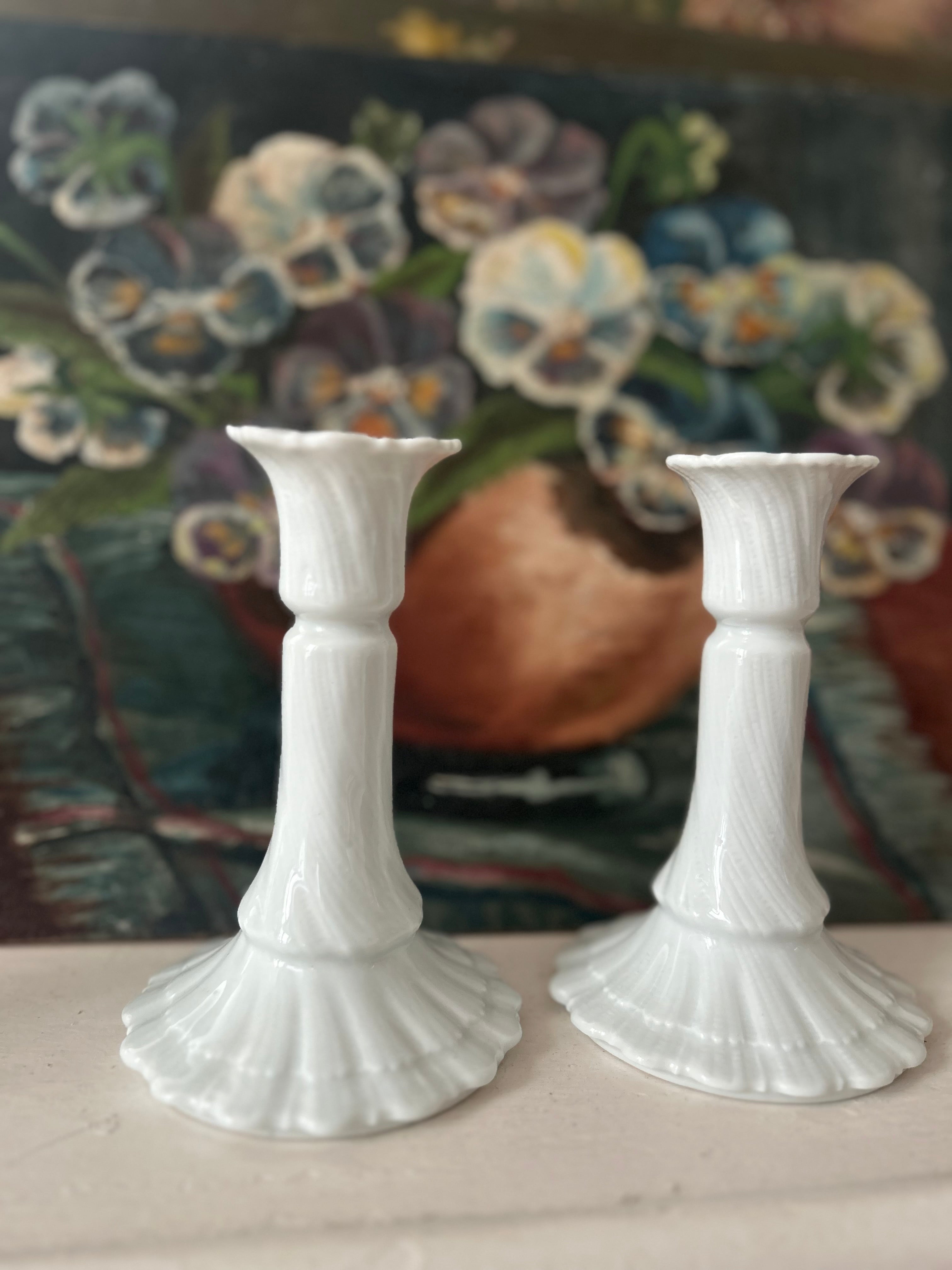 Paire de bougeoirs en porcelaine