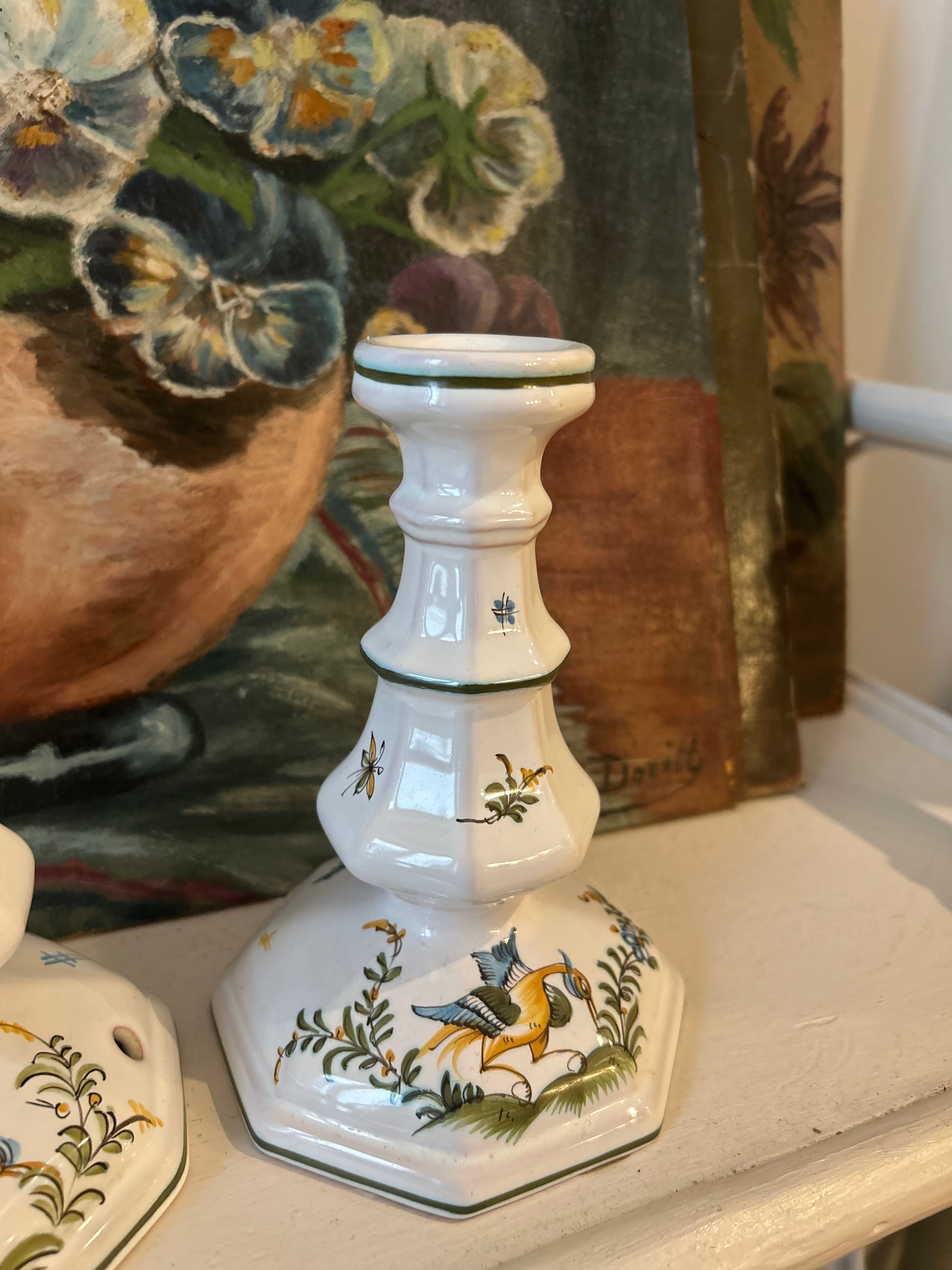 Paire de bougeoirs en porcelaine de Moustiers