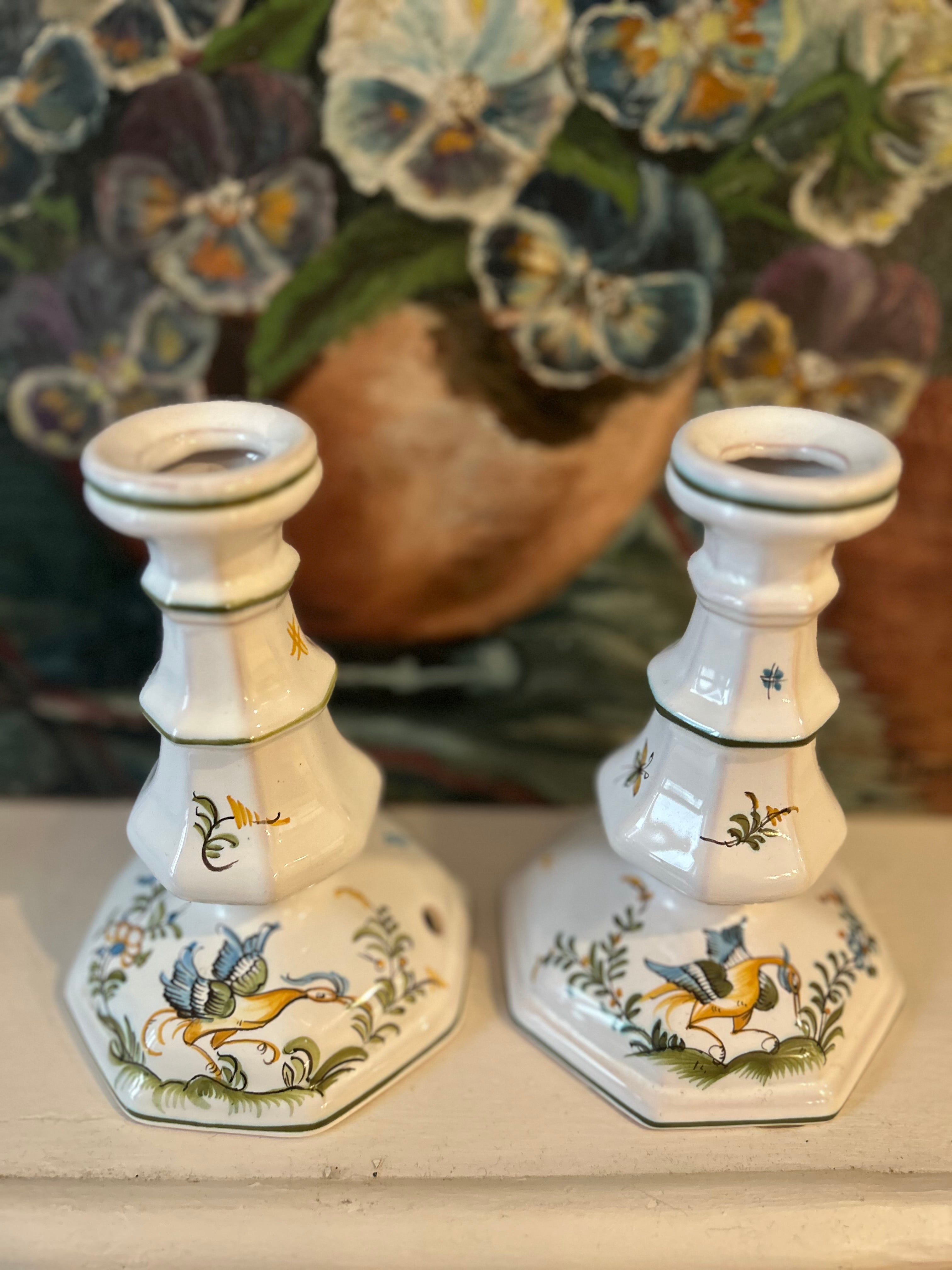 Paire de bougeoirs en porcelaine de Moustiers