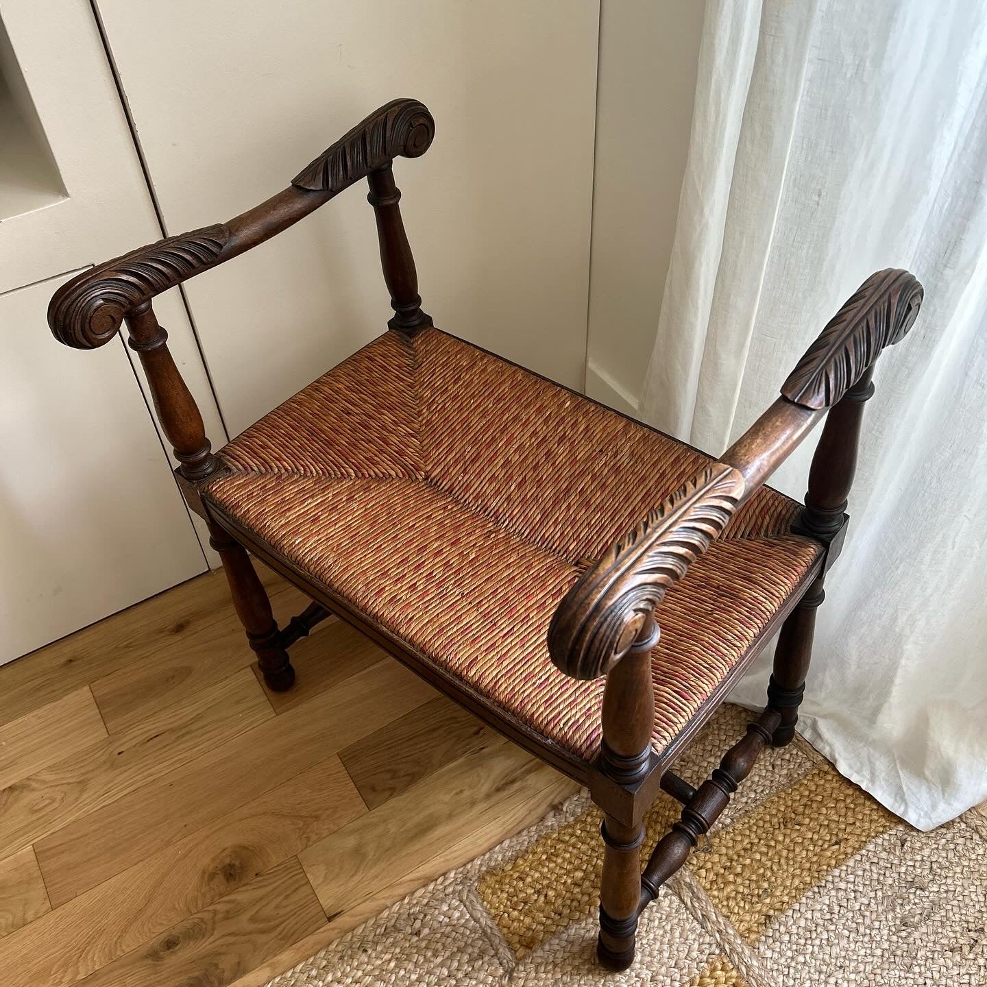 Banquette en bois et paille