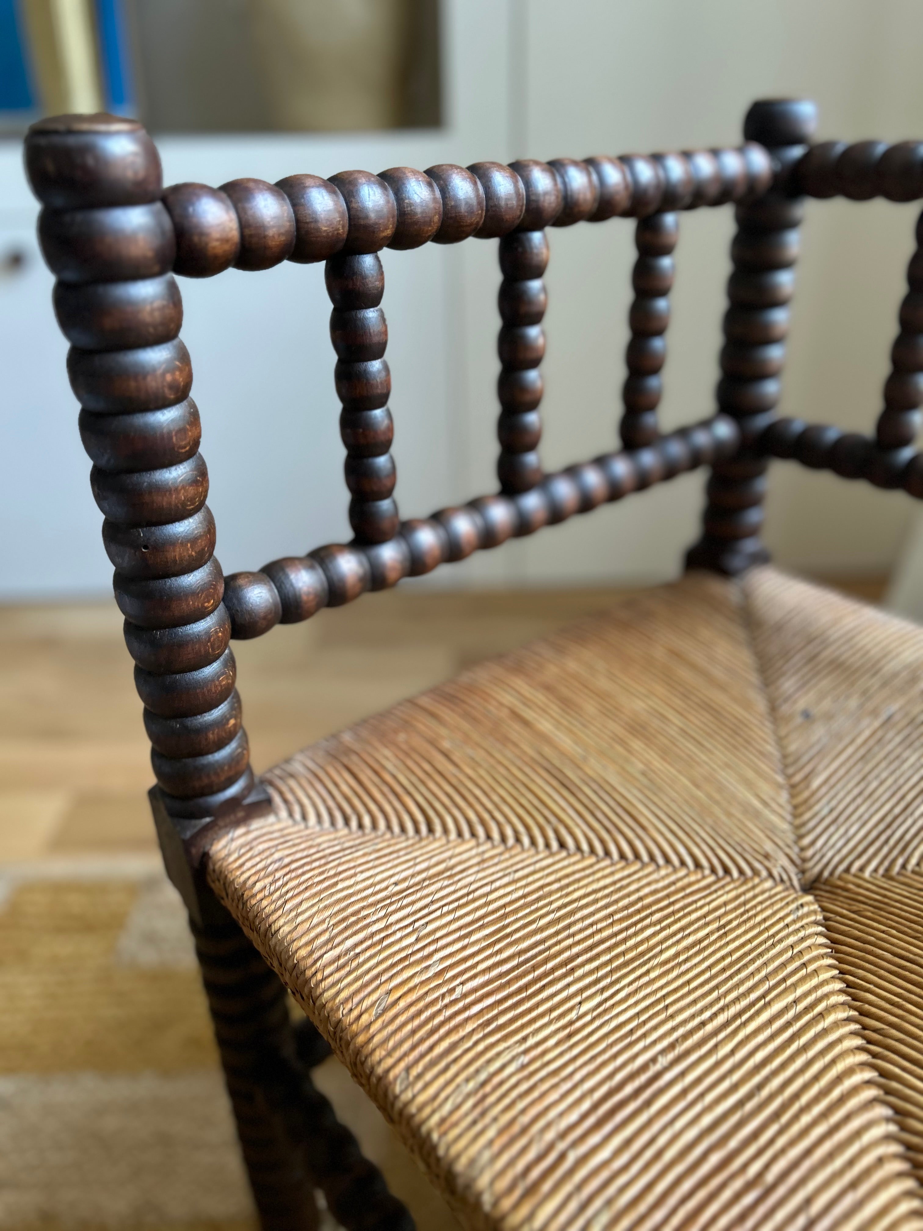 Chaise d’angle en bois tourné et paille